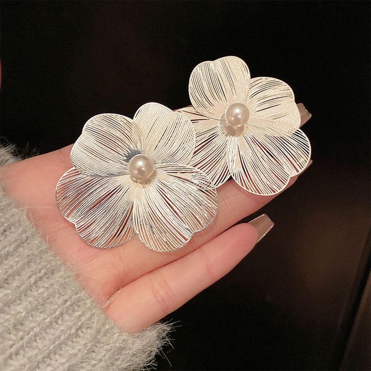 Elegant Silver Floral Pearl Earrings 🌸✨