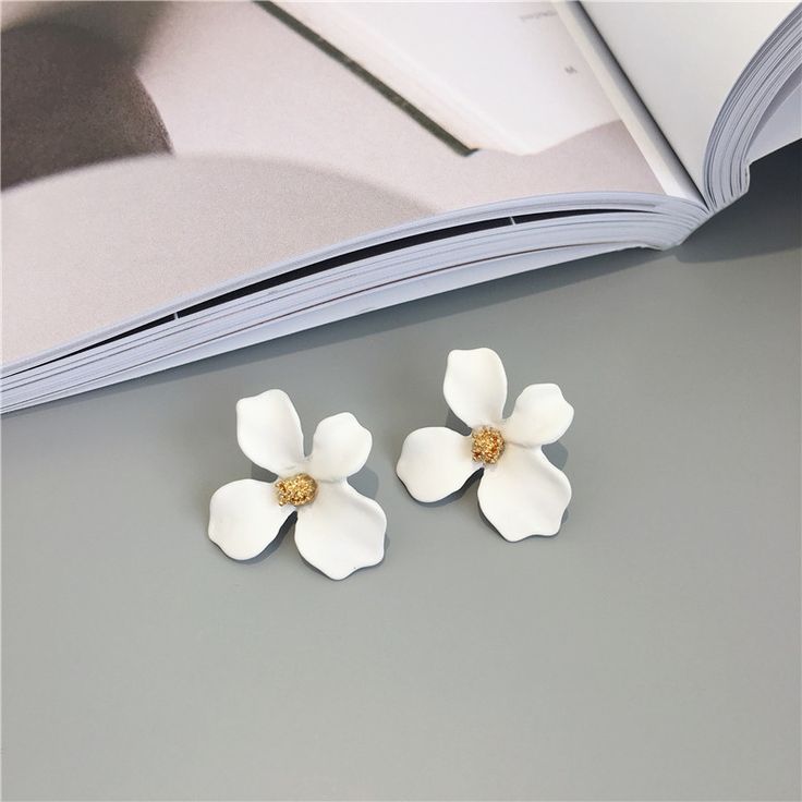 Elegant White Floral Stud Earrings 🌸